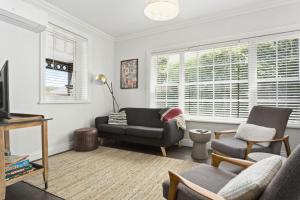 朗塞斯顿Bluestone Cottage Launceston的带沙发和椅子的客厅