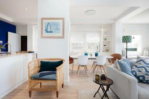 un soggiorno con divano e tavolo di Barefoot in Bronte IH a Sydney