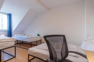 Zimmer mit 2 Betten und einem Stuhl in der Unterkunft 4k TV, Soundbar, Ausblick in Bad Dürrenberg