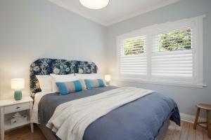 Llit o llits en una habitació de Barefoot in Bronte IH