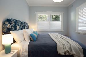 Llit o llits en una habitació de Barefoot in Bronte IH
