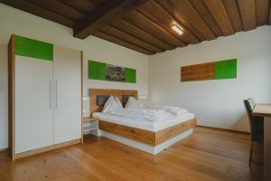 Rúm í herbergi á Hotel Semriacherhof