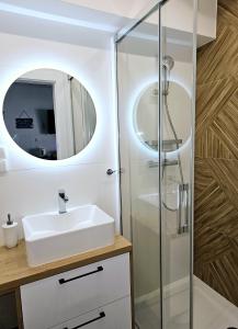 Kúpeľňa v ubytovaní Apartament 12B Niebieskie Apartamenty Poddąbie dawniej Blue Marine z basenem krytym, odkrytym, salą zabaw, animacjami