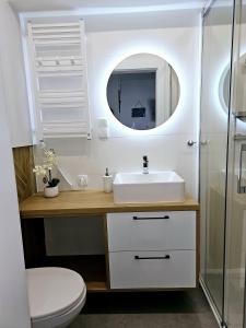 Kúpeľňa v ubytovaní Apartament 12B Niebieskie Apartamenty Poddąbie dawniej Blue Marine z basenem krytym, odkrytym, salą zabaw, animacjami