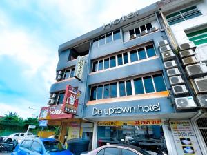 un edificio con un cartel que lee de Uptown Hotel en De UPTOWN Hotel @ P.J. 222, en Petaling Jaya