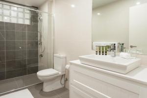 Charming Bream في سيدني: حمام مع مرحاض ومغسلة ودش