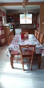 mesa de comedor con mantel en La Fugue en Bresse, en La Bresse