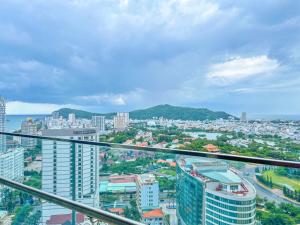 - une vue sur la ville depuis un bâtiment dans l'établissement Ông Chú Condotel - The Sóng 5 Stars Vũng Tàu, à Vung Tau