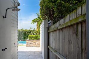 Villa Bianca Clovelly内部或周边的泳池