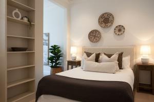 um quarto com uma grande cama branca com prateleiras em Chelsea Chic Paddington em Sydney