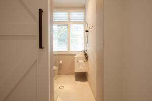uma pequena casa de banho com um WC e uma janela em Chelsea Chic Paddington em Sydney