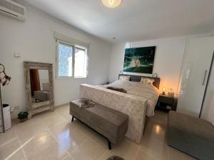 una camera con un grande letto e una sedia di Villa Ans a Pulpí