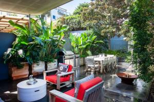 un patio con mesa, sillas y plantas en Colourful Coogee en Sídney