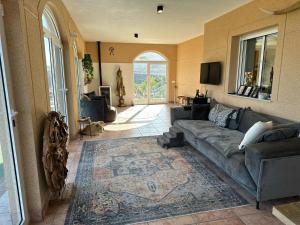 un soggiorno con divano e tappeto di Villa Ans a Pulpí