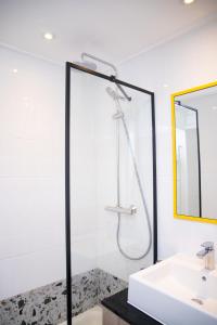 La salle de bains est pourvue d'une douche et d'un lavabo. dans l'établissement Ibis Styles Abidjan Marcory, à Abidjan