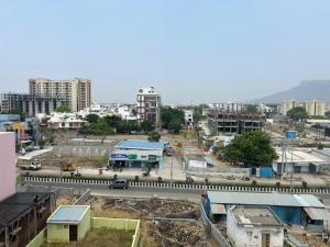 uma vista para uma cidade com edifícios e uma rua em SREENIVASA HOME STAY em Tirupati