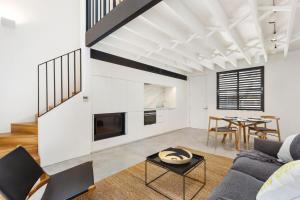een woonkamer met een bank en een tafel bij The Loft in Sydney