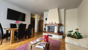 uma sala de estar com uma mesa e uma lareira em Apartamenty Straconka ,Bielsko-Biala em Bielsko-Biala