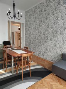 una sala da pranzo con tavolo e sedie di Apartment Mariacki Tower a Cracovia