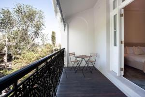 En balkon eller terrasse på The Timeless Modern Glebe