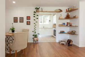 雪梨的住宿－La Brisa Coogee，一间厨房,内设一张桌子和一把椅子