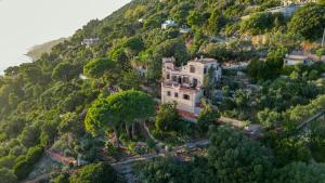 uma vista aérea de uma casa numa montanha em Villa l'Infinito em San Felice Circeo