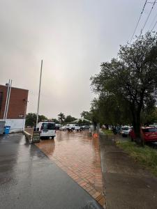 uma rua inundada com carros estacionados num parque de estacionamento em The Bexley Motel em Sidney