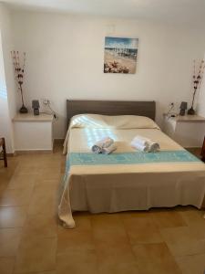 ラ・マッダレーナにあるBilocale La Maddalenaのベッドルーム1室(ベッド1台、タオル2枚付)