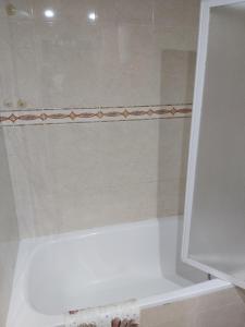 a bathroom with a shower with a white tub at Apartamento Mandala in Deltebre