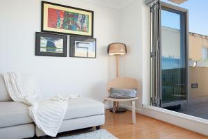 Area tempat duduk di Ocean view Clovelly