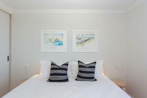 Tempat tidur dalam kamar di Ocean view Clovelly