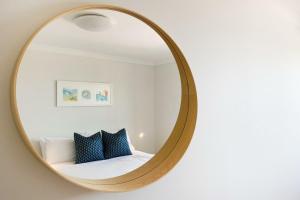 Tempat tidur dalam kamar di Ocean view Clovelly