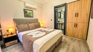 1 dormitorio con 1 cama con 2 toallas en Mykonut Boutique Suites, en Fethiye