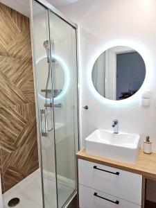 a bathroom with a shower and a sink at Apartament 1B Blue Marine Poddąbie in Poddąbie