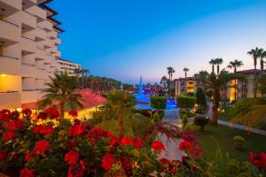 西代的住宿－Miramare Queen Hotel，享有种满鲜花和棕榈树的度假村美景