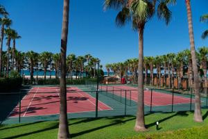 2 pistas de tenis con palmeras en un parque en Miramare Queen Hotel, en Side