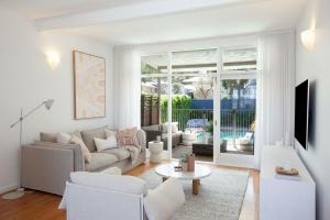 uma sala de estar com um sofá e uma mesa em Palm Springs in Collaroy em Collaroy