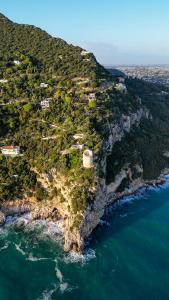 uma vista aérea de uma ilha no oceano em Villa l'Infinito em San Felice Circeo