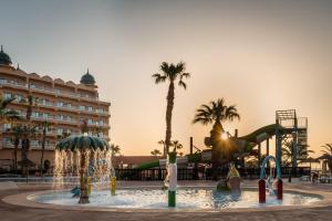 um parque aquático em frente a um hotel em ALEGRIA Colonial Mar em Roquetas de Mar
