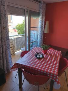 a table with a red and white checkered table cloth at Apartamento Mandala in Deltebre