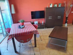 a dining room with a table and chairs and a tv at Apartamento Mandala in Deltebre