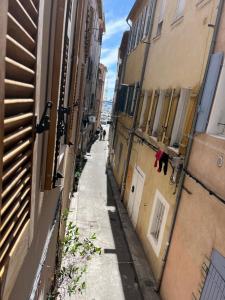 an alley in an alley between two buildings at Home à la mer in La Ciotat