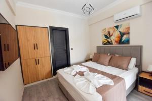 Een bed of bedden in een kamer bij Mykonut Boutique Suites