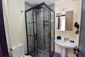 Een badkamer bij Mykonut Boutique Suites
