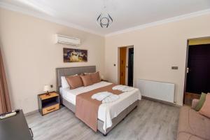 Een bed of bedden in een kamer bij Mykonut Boutique Suites