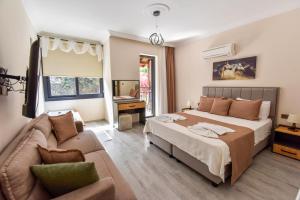 Een bed of bedden in een kamer bij Mykonut Boutique Suites