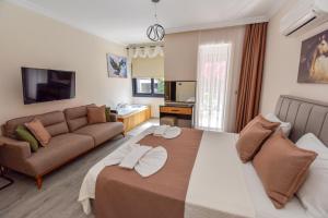 Een TV en/of entertainmentcenter bij Mykonut Boutique Suites
