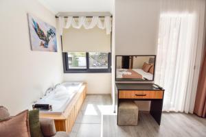 Een bed of bedden in een kamer bij Mykonut Boutique Suites