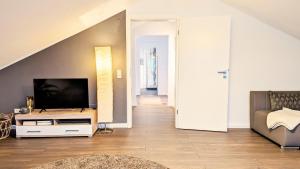 Μια τηλεόραση ή/και κέντρο ψυχαγωγίας στο Blackforest Apartment Schömberg +38 φωτογραφίες