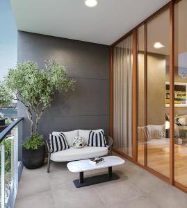 een woonkamer met een bank en een tafel bij Forbes Manaa Living in Perth
